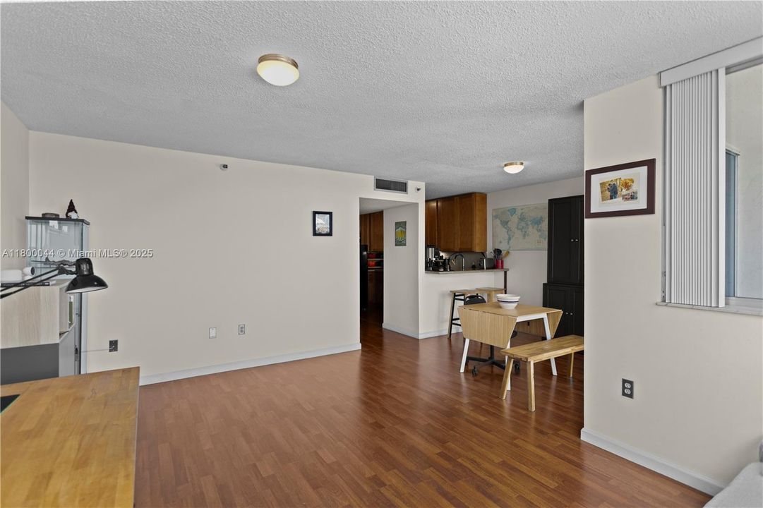 最近售出: $260,000 (1 贝兹, 1 浴室, 706 平方英尺)