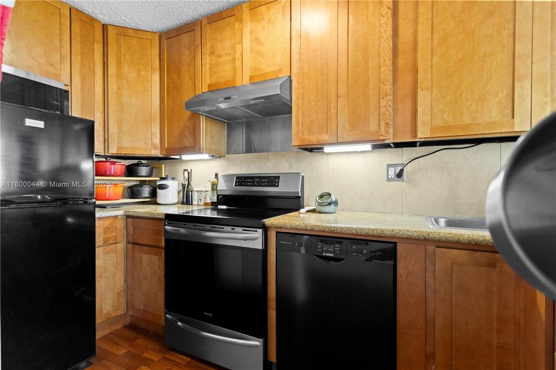 最近售出: $260,000 (1 贝兹, 1 浴室, 706 平方英尺)