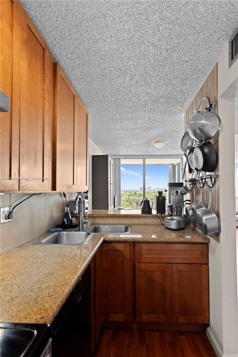 最近售出: $260,000 (1 贝兹, 1 浴室, 706 平方英尺)