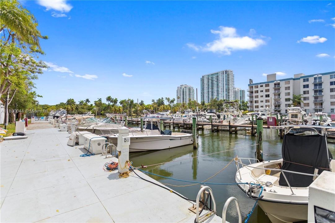 最近售出: $260,000 (1 贝兹, 1 浴室, 706 平方英尺)