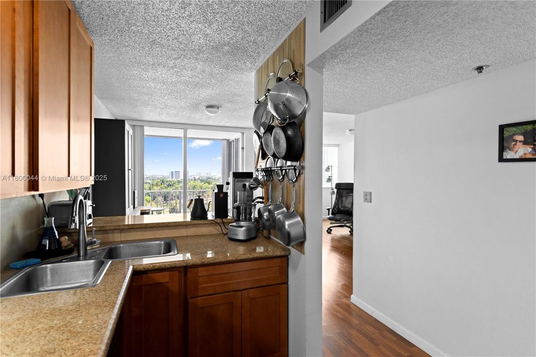 最近售出: $260,000 (1 贝兹, 1 浴室, 706 平方英尺)