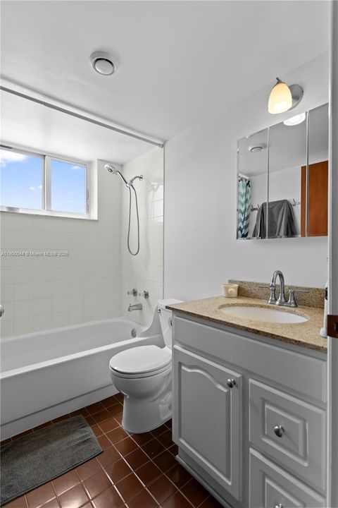 最近售出: $260,000 (1 贝兹, 1 浴室, 706 平方英尺)