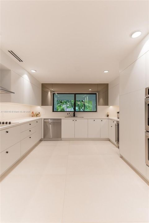 Recently Rented: $15,900 (5 beds, 4 baths, 3518 Square Feet)