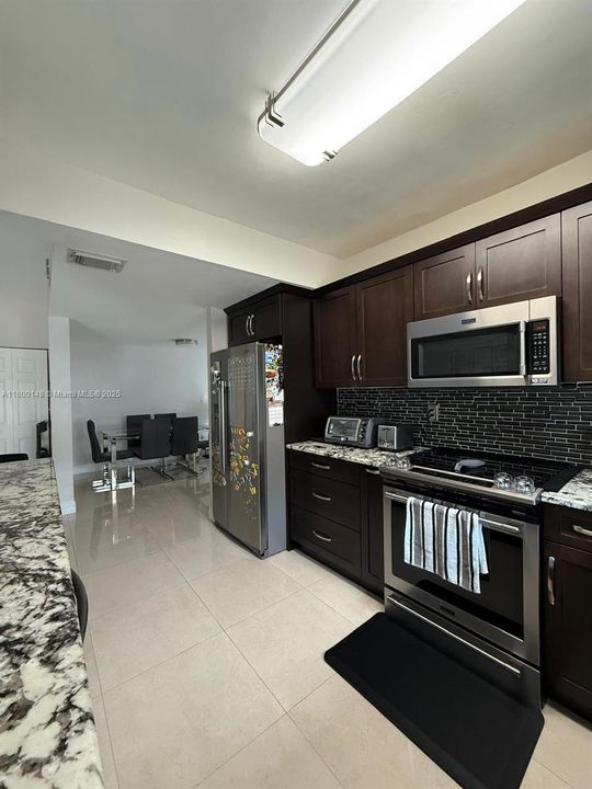 最近售出: $565,000 (3 贝兹, 2 浴室, 1582 平方英尺)