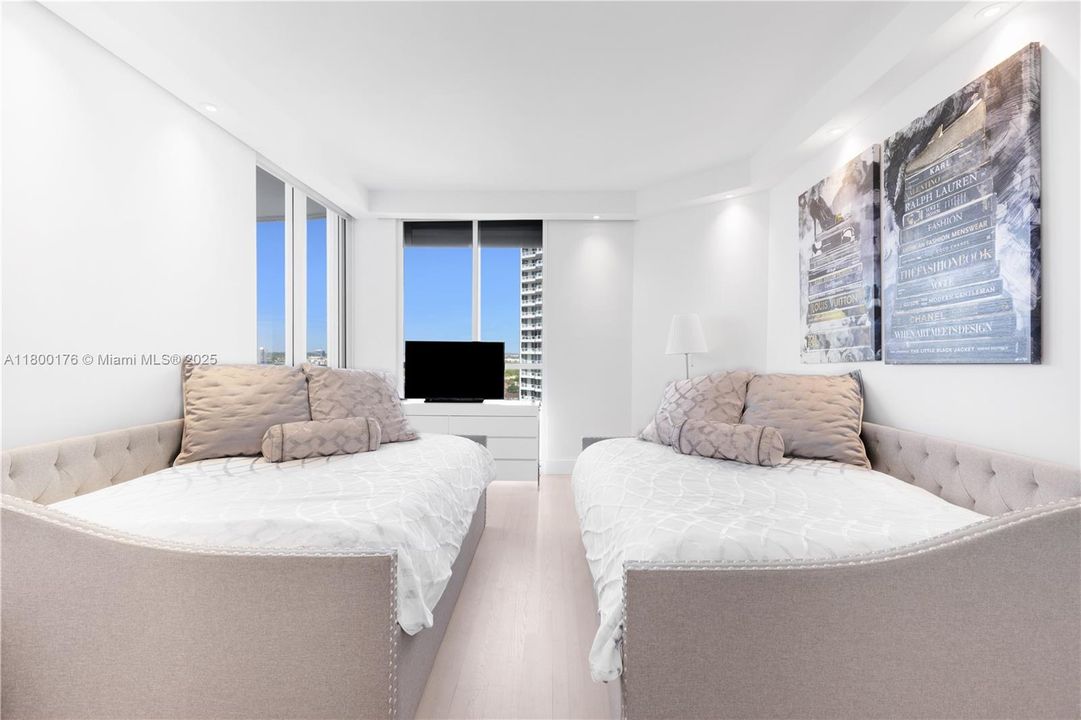 Active With Contract: $10,200 (3 beds, 2 baths, 2440 Square Feet)