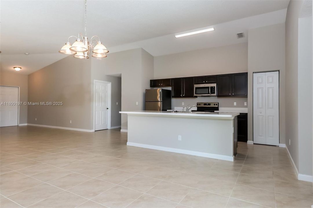 最近租的: $2,280 (4 贝兹, 2 浴室, 1833 平方英尺)