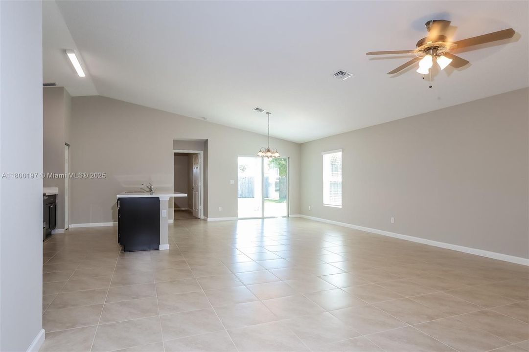 最近租的: $2,280 (4 贝兹, 2 浴室, 1833 平方英尺)