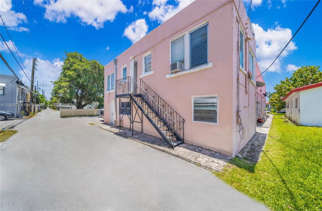 合同活跃: $2,300,000 (0 贝兹, 0 浴室, 5058 平方英尺)