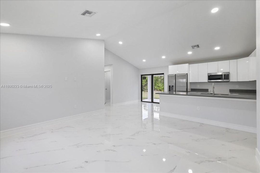 Vendido Recientemente: $289,900 (3 camas, 2 baños, 1239 Pies cuadrados)