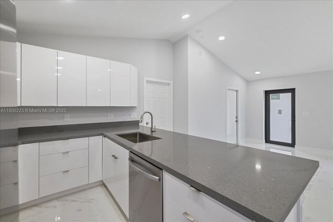 Vendido Recientemente: $289,900 (3 camas, 2 baños, 1239 Pies cuadrados)