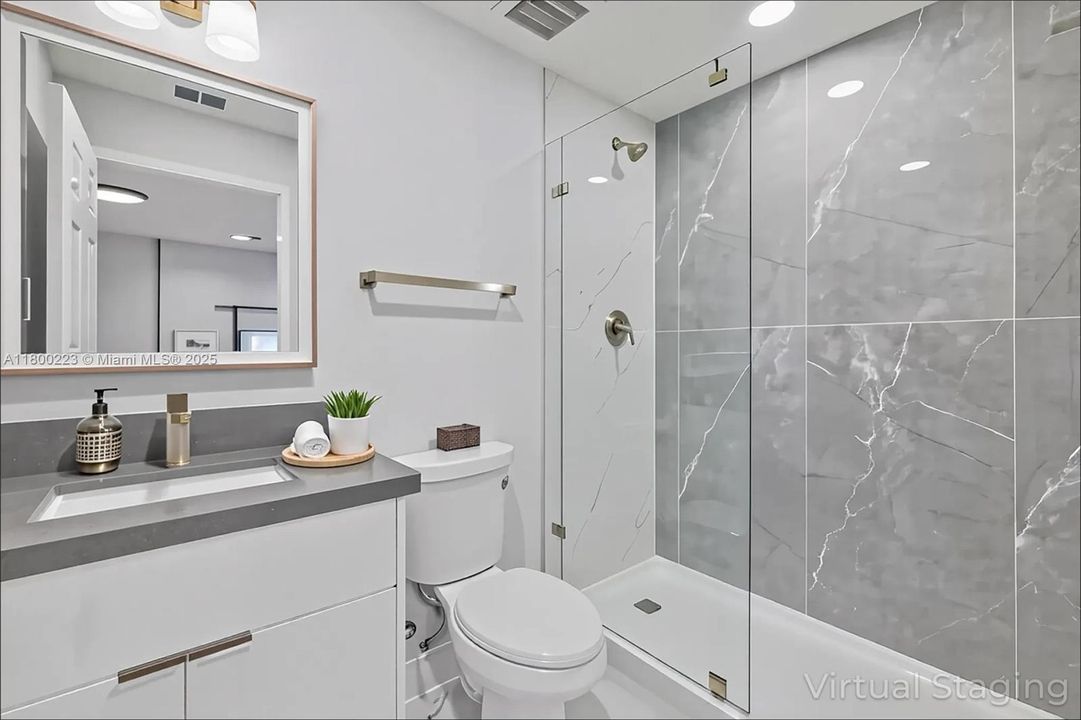 Vendido Recientemente: $289,900 (3 camas, 2 baños, 1239 Pies cuadrados)