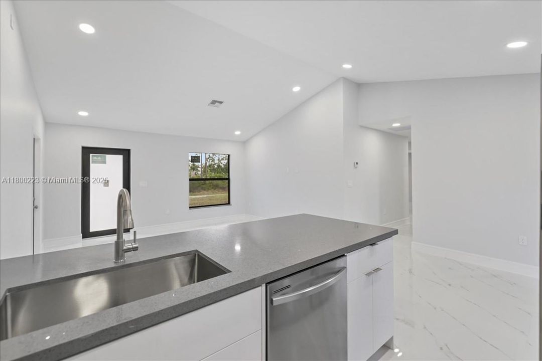 Vendido Recientemente: $289,900 (3 camas, 2 baños, 1239 Pies cuadrados)