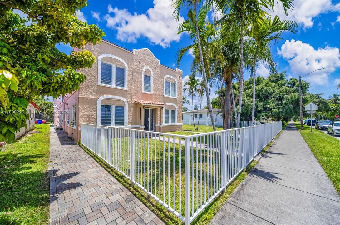 合同活跃: $2,300,000 (0 贝兹, 0 浴室, 0 平方英尺)