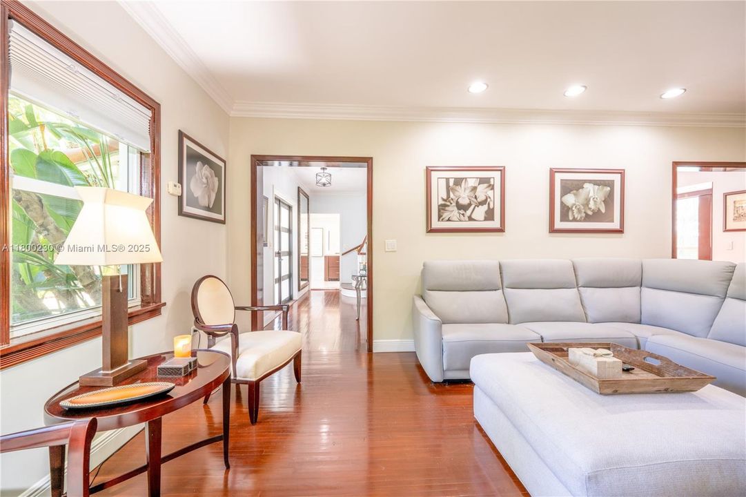 Elegant Living in Tropical Paradise