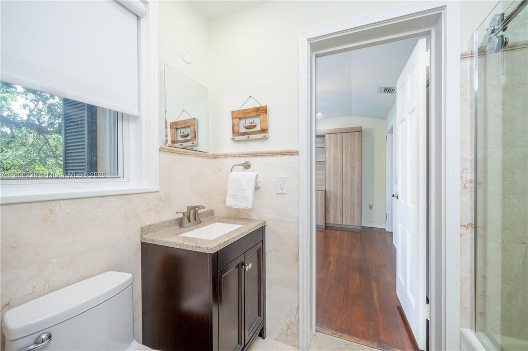 Jack and Jill bathroom with tub