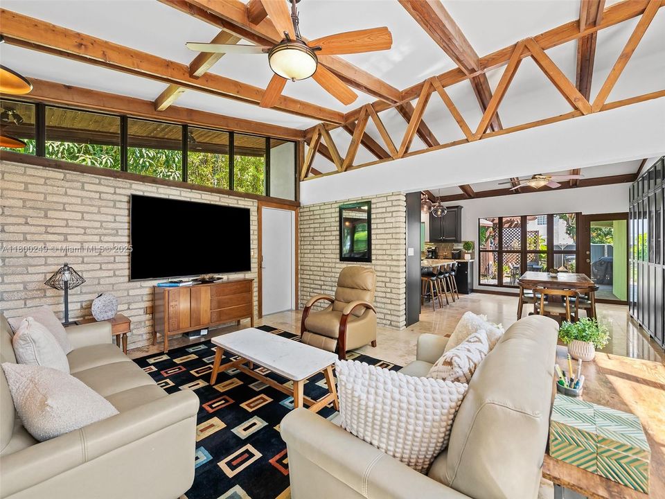 Недавно продано: $1,049,900 (3 спален, 2 ванн, 1644 Квадратных фут)