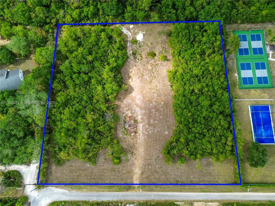 En Venta: $425,000 (2.23 acres)