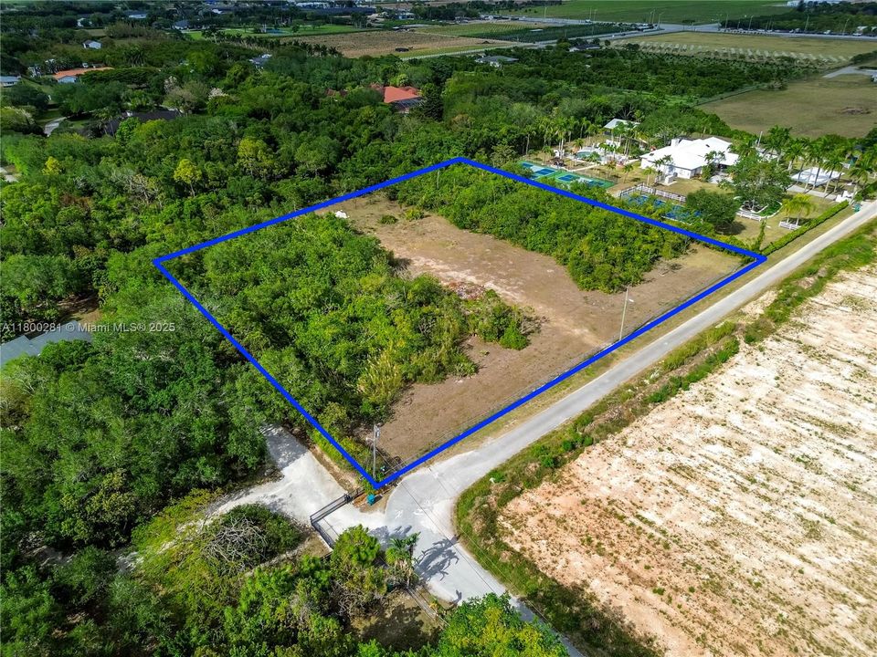 En Venta: $425,000 (2.23 acres)