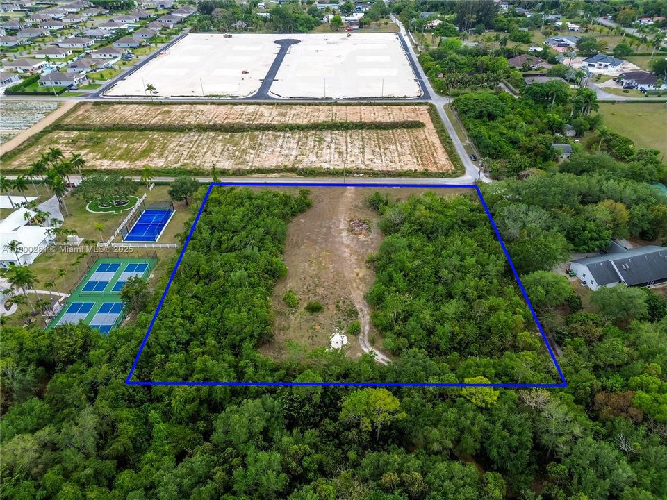 En Venta: $425,000 (2.23 acres)