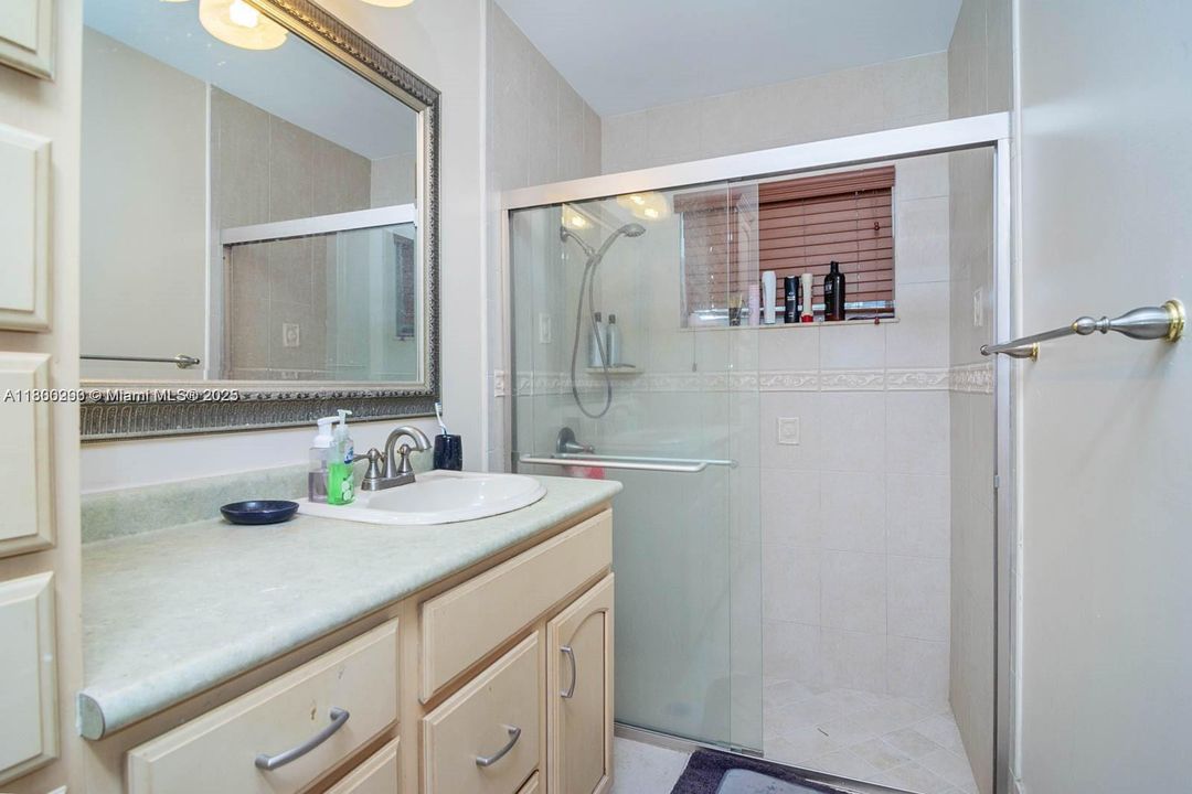 Под контрактом: $3,000 (3 спален, 2 ванн, 1348 Квадратных фут)