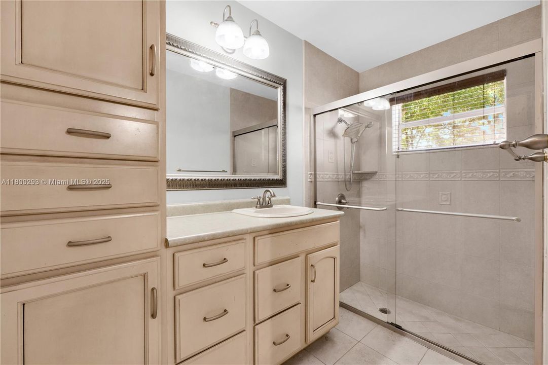 Под контрактом: $3,000 (3 спален, 2 ванн, 1348 Квадратных фут)