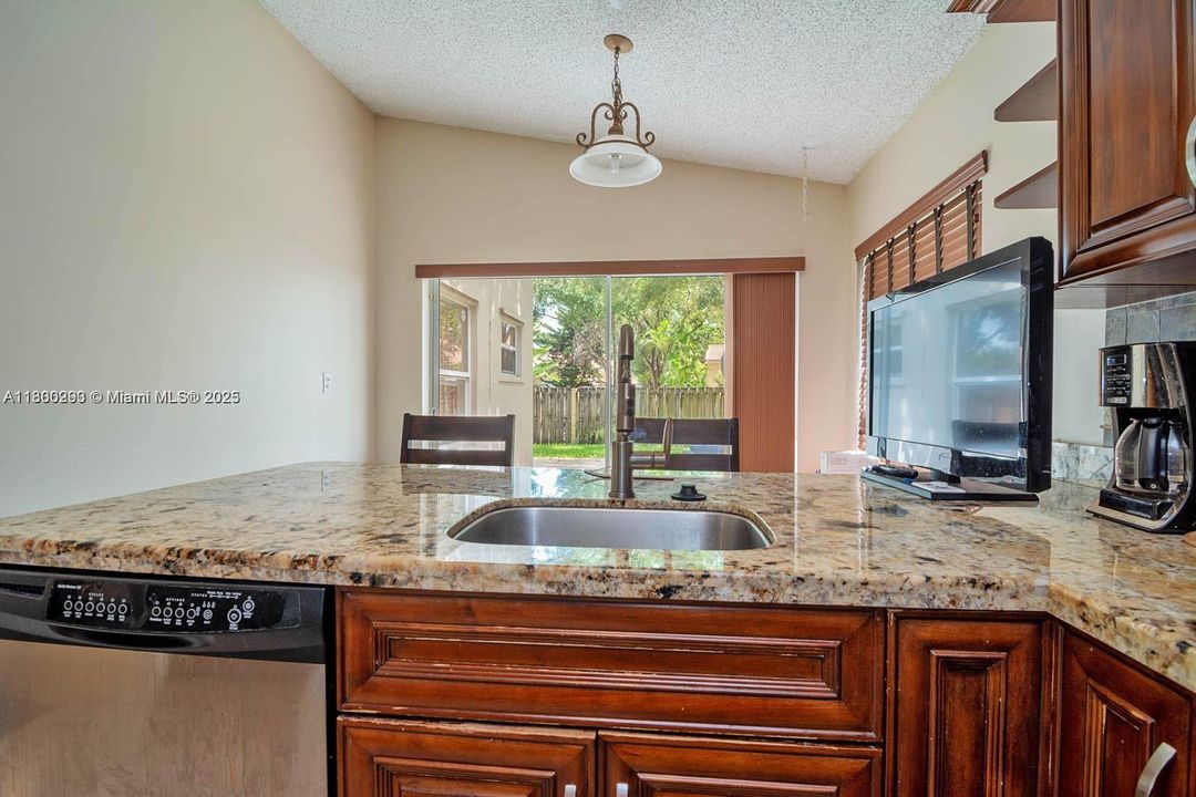 Под контрактом: $3,000 (3 спален, 2 ванн, 1348 Квадратных фут)