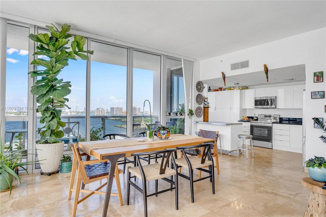 待售: $1,100,000 (3 贝兹, 2 浴室, 2065 平方英尺)