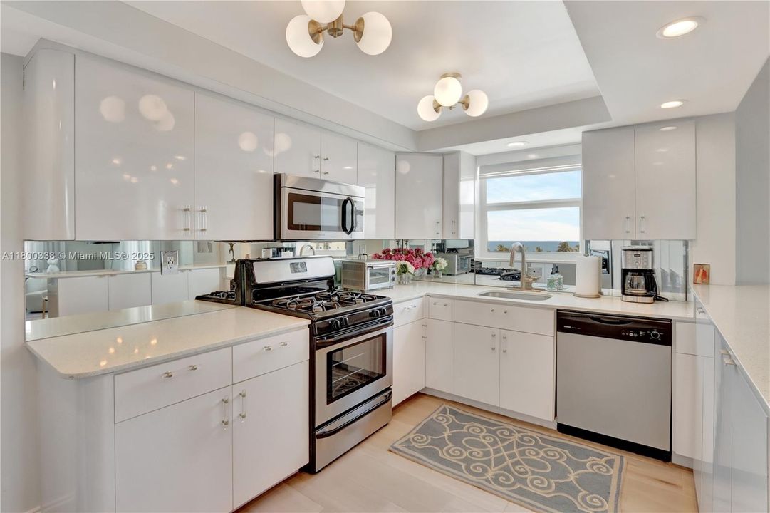 For Sale: $579,975 (1 beds, 1 baths, 760 Square Feet)