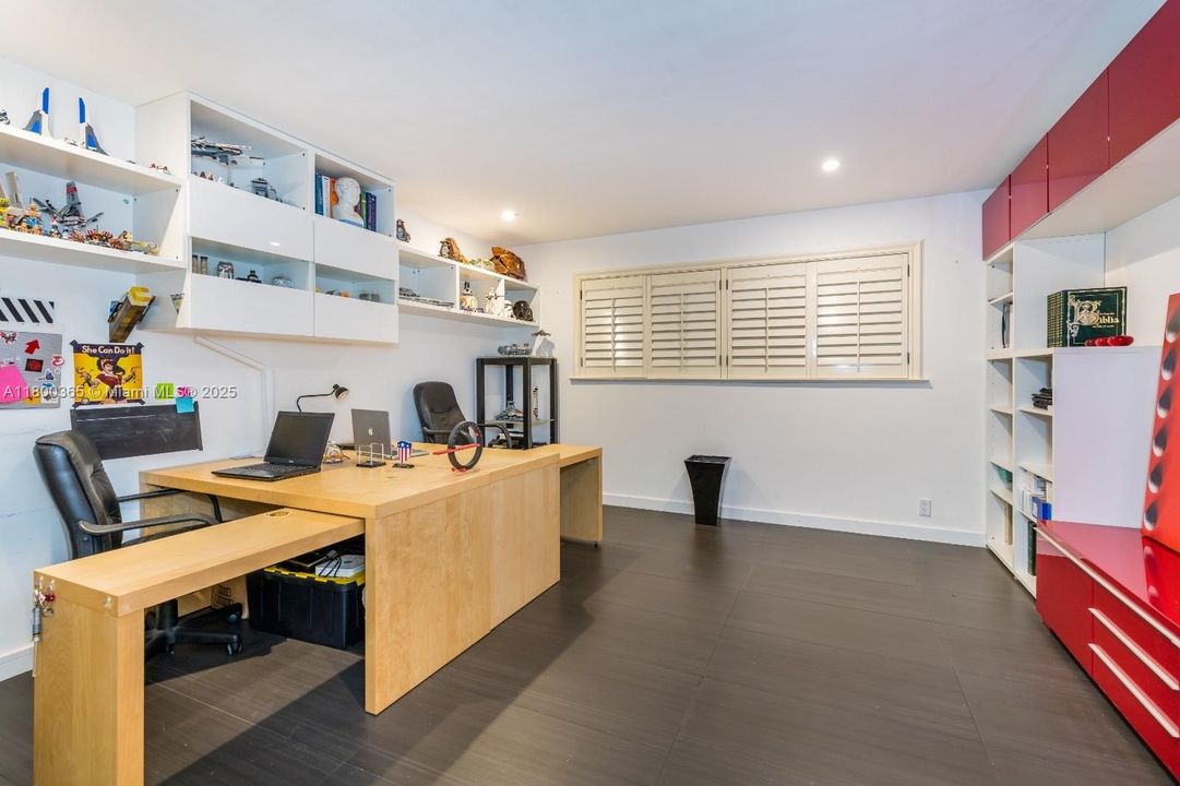 最近售出: $3,600,000 (6 贝兹, 5 浴室, 6001 平方英尺)