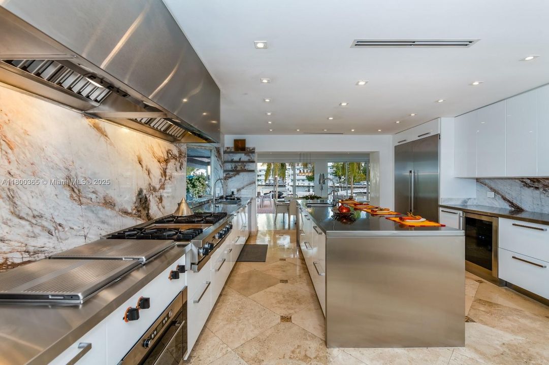 最近售出: $3,600,000 (6 贝兹, 5 浴室, 6001 平方英尺)