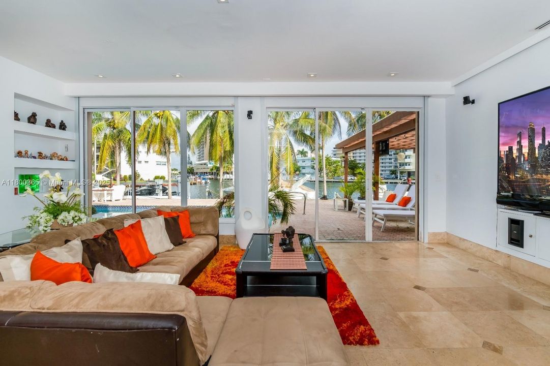 最近售出: $3,600,000 (6 贝兹, 5 浴室, 6001 平方英尺)