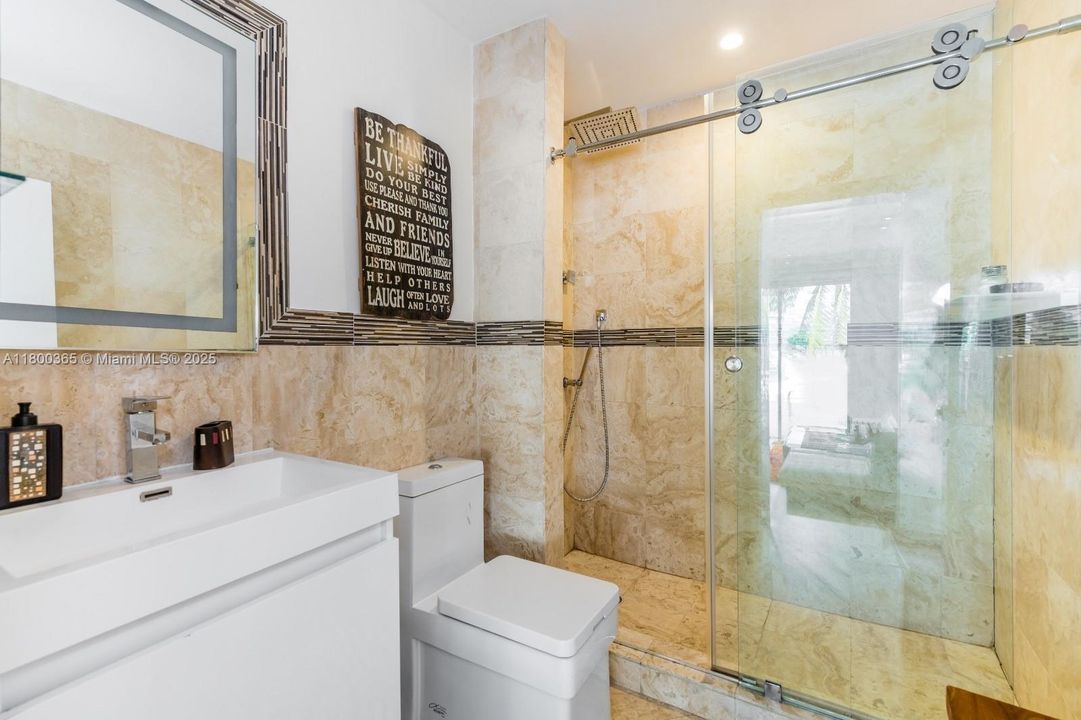 最近售出: $3,600,000 (6 贝兹, 5 浴室, 6001 平方英尺)