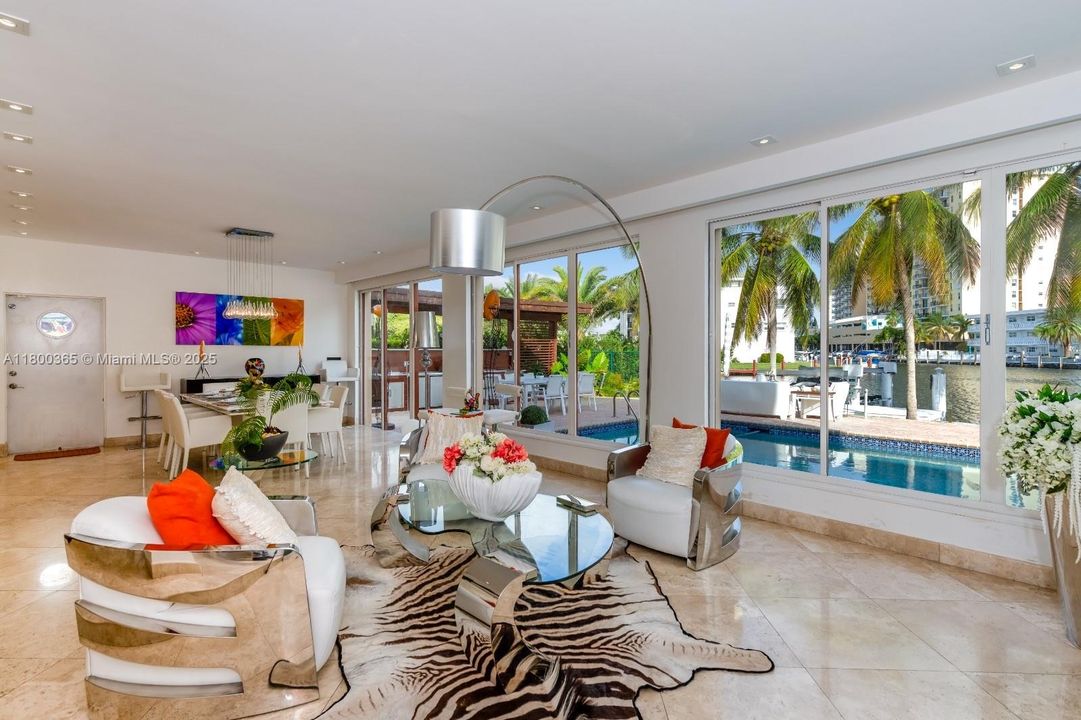 最近售出: $3,600,000 (6 贝兹, 5 浴室, 6001 平方英尺)