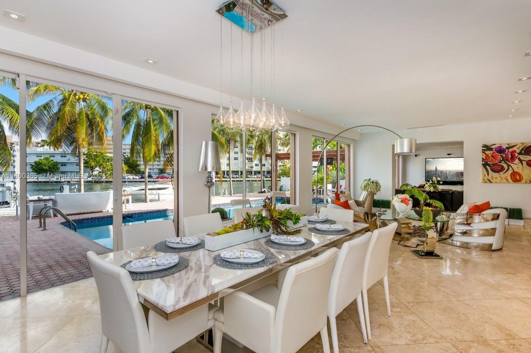 最近售出: $3,600,000 (6 贝兹, 5 浴室, 6001 平方英尺)