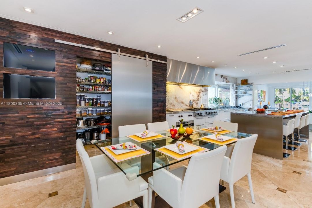 最近售出: $3,600,000 (6 贝兹, 5 浴室, 6001 平方英尺)