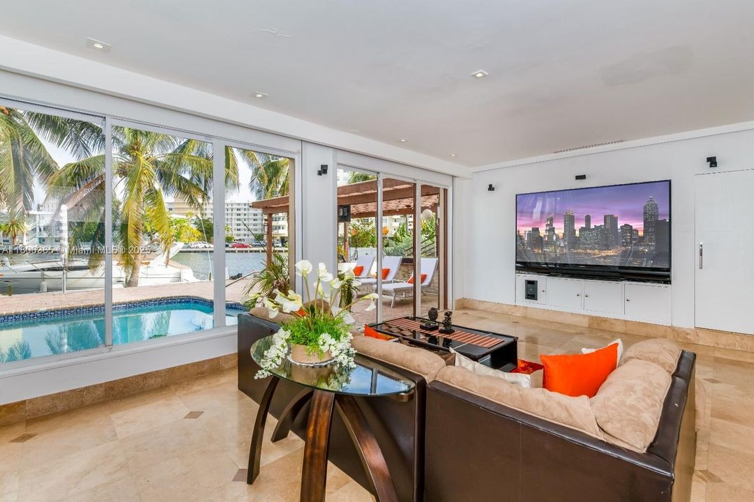 最近售出: $3,600,000 (6 贝兹, 5 浴室, 6001 平方英尺)