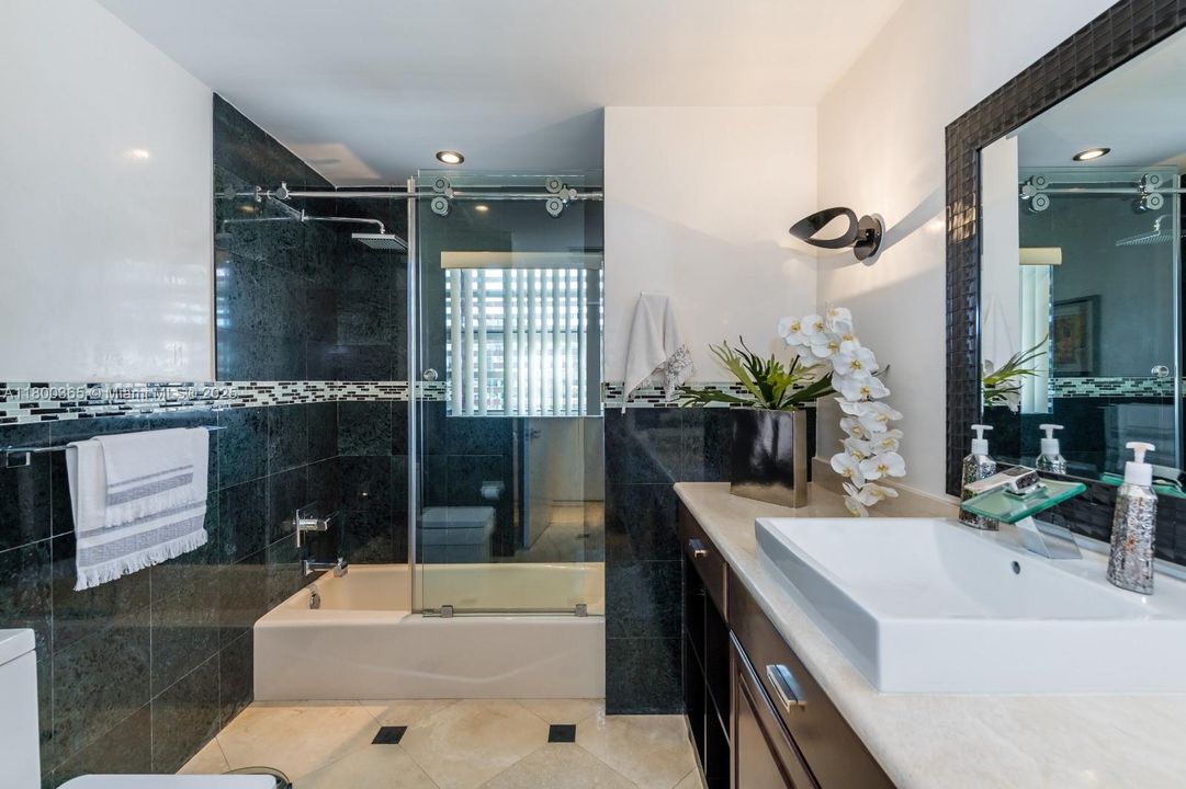 最近售出: $3,600,000 (6 贝兹, 5 浴室, 6001 平方英尺)