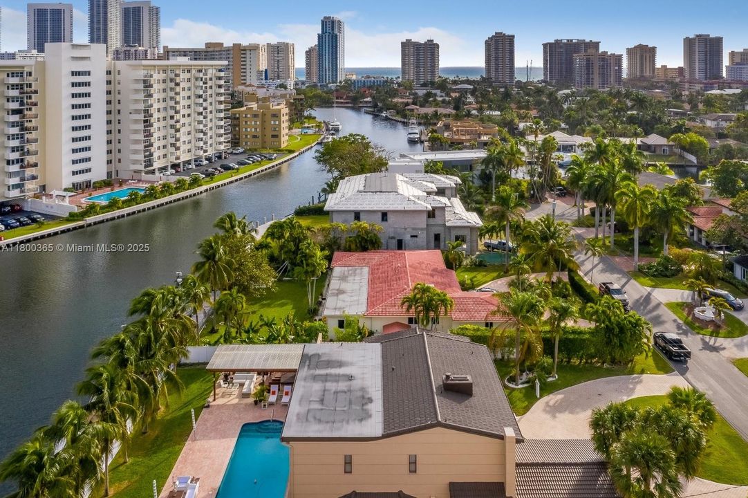 最近售出: $3,600,000 (6 贝兹, 5 浴室, 6001 平方英尺)