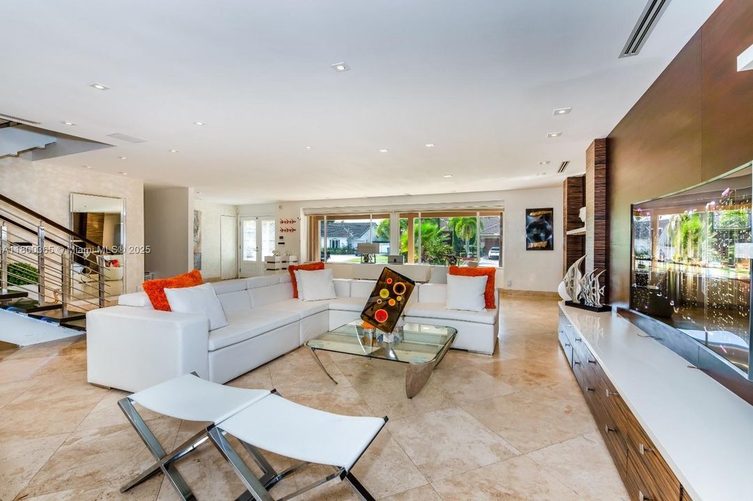 最近售出: $3,600,000 (6 贝兹, 5 浴室, 6001 平方英尺)