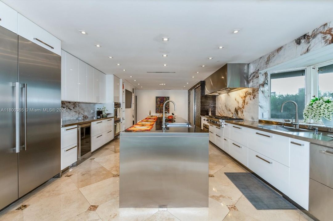 最近售出: $3,600,000 (6 贝兹, 5 浴室, 6001 平方英尺)