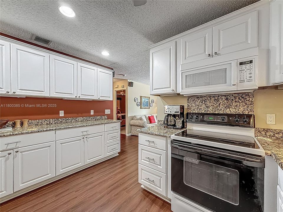 Recently Sold: $289,900 (2 beds, 2 baths, 1263 Square Feet)