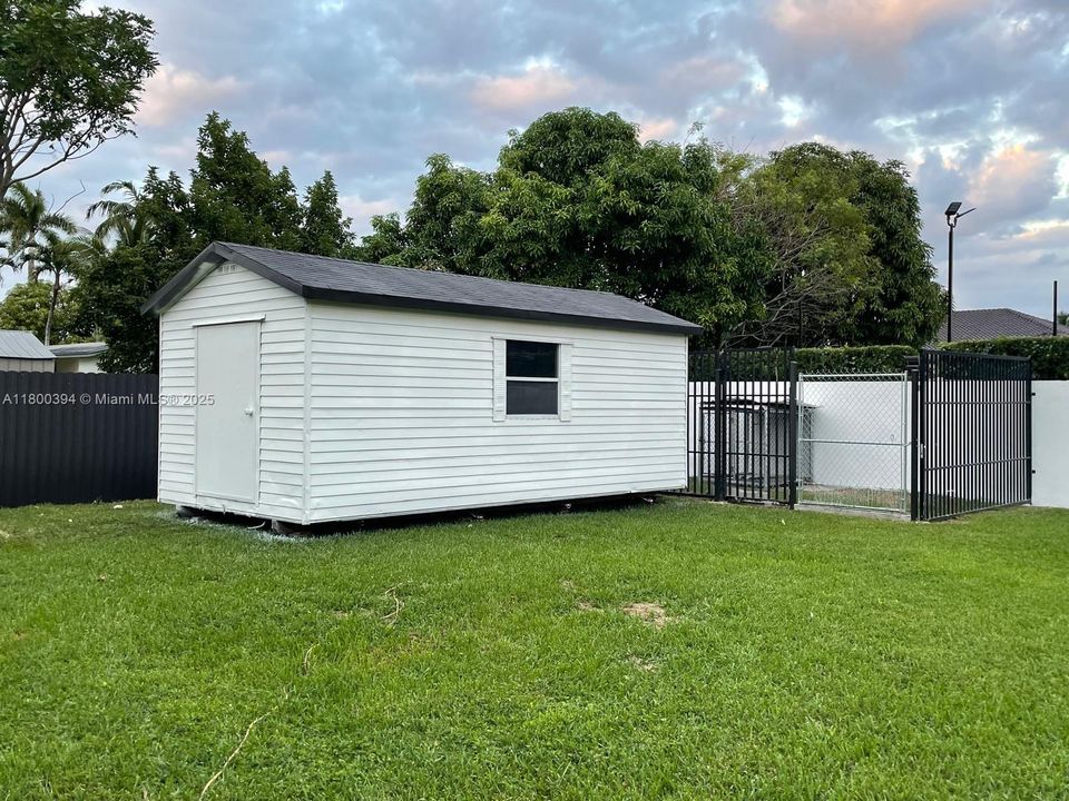 For Sale: $2,300,000 (5 beds, 3 baths, 3462 Square Feet)