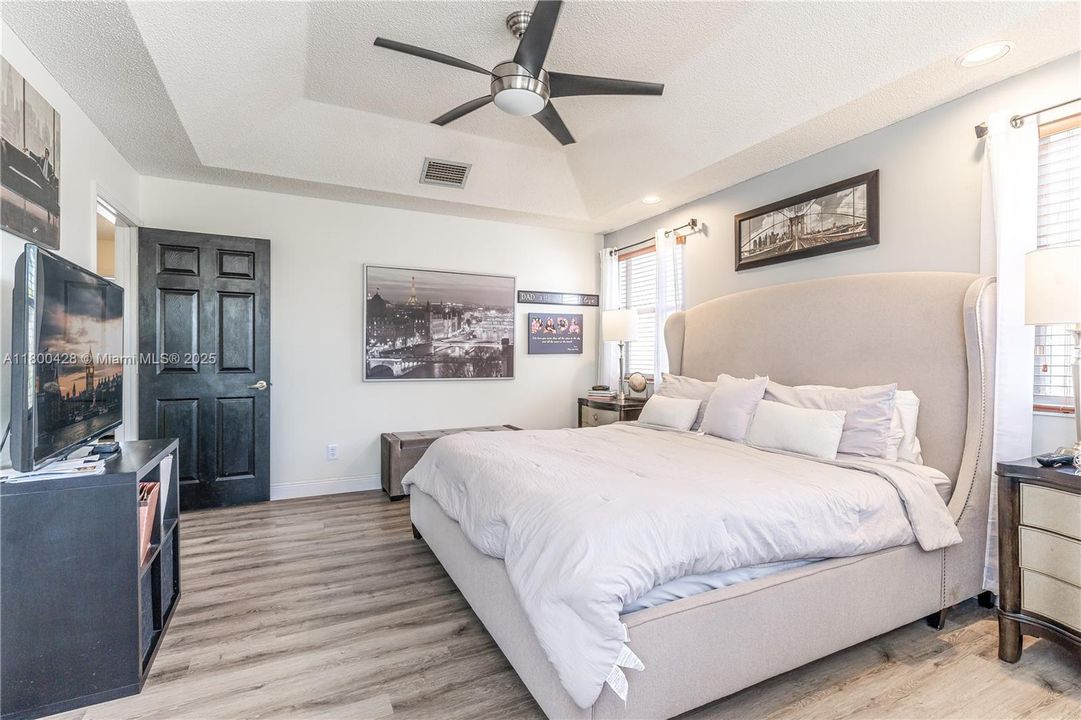 Recently Sold: $805,000 (4 beds, 3 baths, 2436 Square Feet)