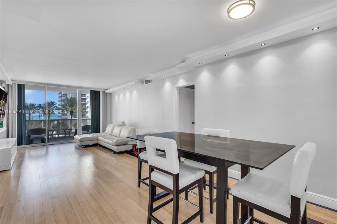 For Sale: $515,000 (2 beds, 2 baths, 1030 Square Feet)