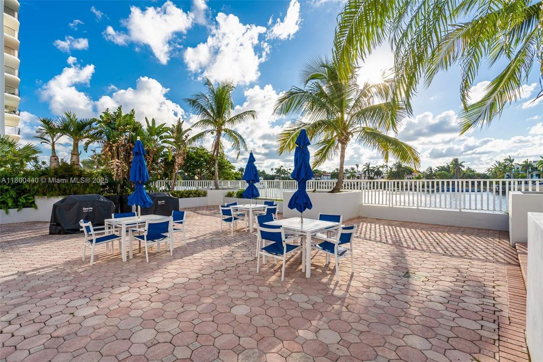 For Sale: $515,000 (2 beds, 2 baths, 1030 Square Feet)