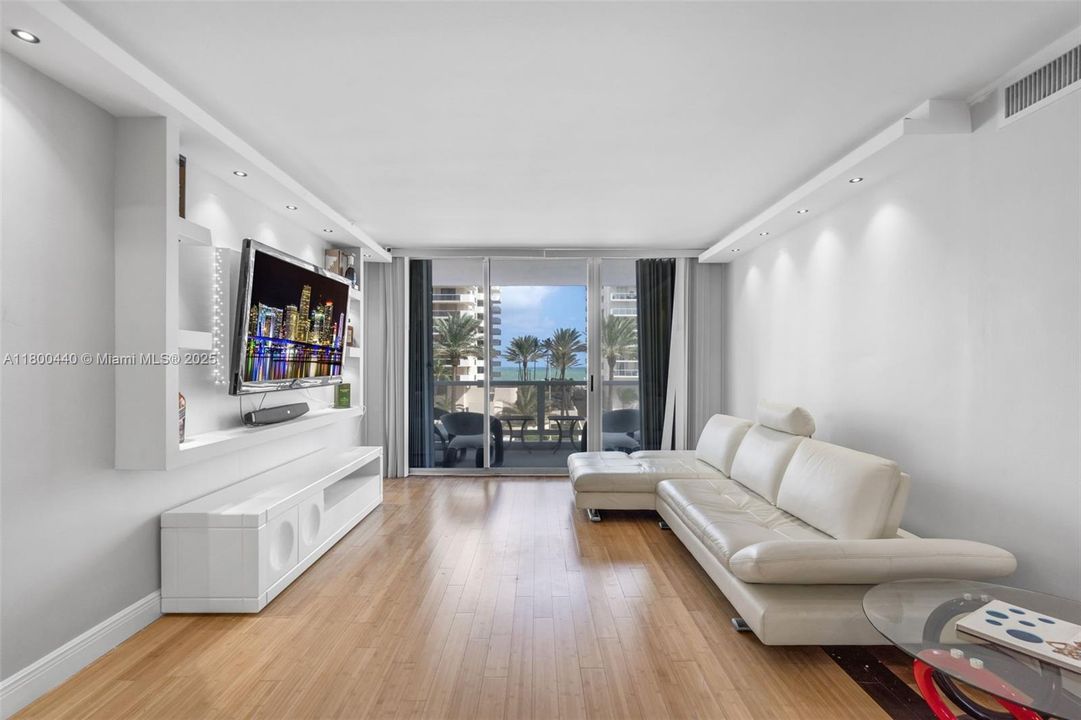 For Sale: $515,000 (2 beds, 2 baths, 1030 Square Feet)