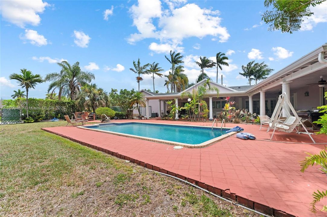 Active With Contract: $1,199,990 (5 beds, 5 baths, 3068 Square Feet)