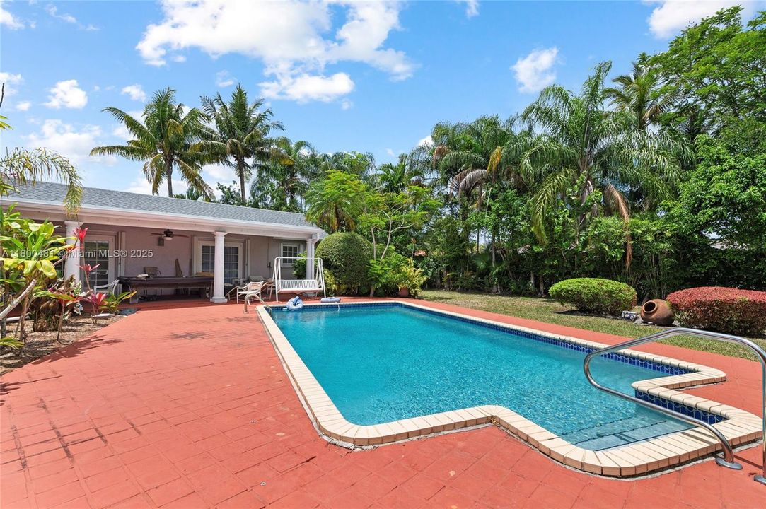 Active With Contract: $1,199,990 (5 beds, 5 baths, 3068 Square Feet)