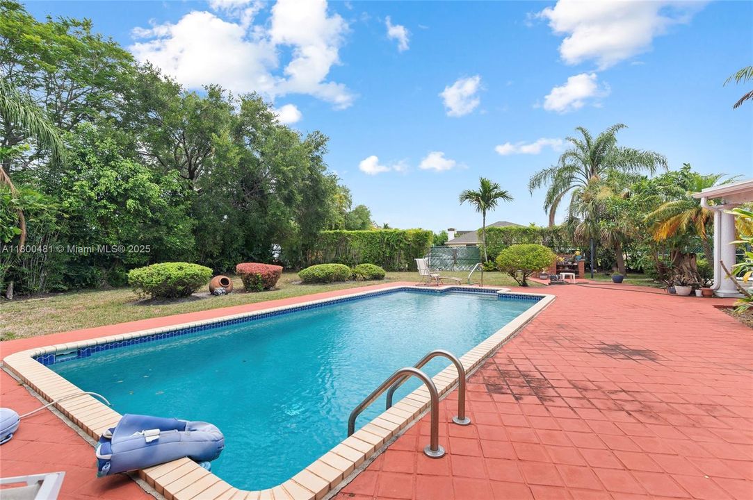 Active With Contract: $1,199,990 (5 beds, 5 baths, 3068 Square Feet)