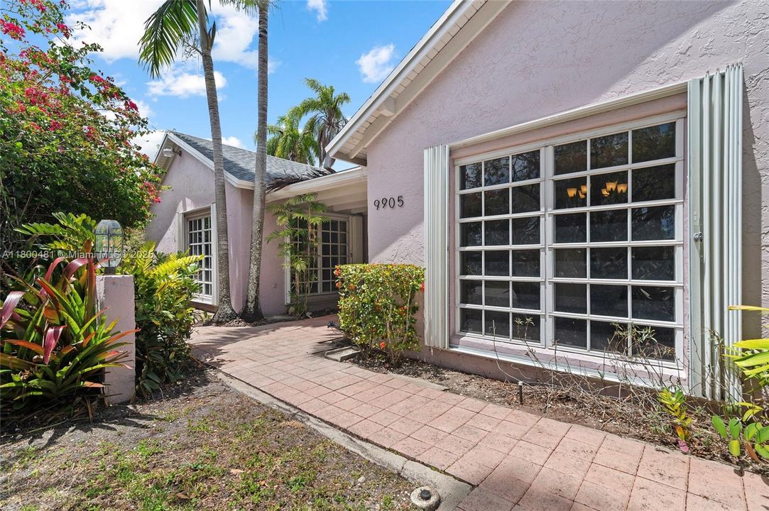 Active With Contract: $1,199,990 (5 beds, 5 baths, 3068 Square Feet)